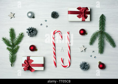 Weiß, grün und rot weihnachten Komposition mit Zuckerstangen und Geschenkboxen Stockfoto