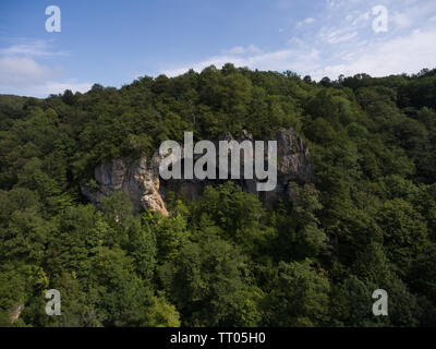 Luftaufnahmen. Der Eingang ist auf der Seite eines Berges mit Wald bedeckt. Stockfoto