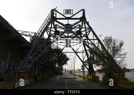 Urban gestalteten Raum an einem alten Schiff Yard mit Kränen und Graffiti an den Wänden Stockfoto