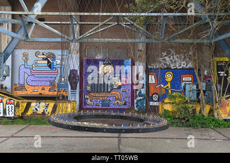 Urban gestalteten Raum an einem alten Schiff Yard mit Kränen und Graffiti an den Wänden Stockfoto