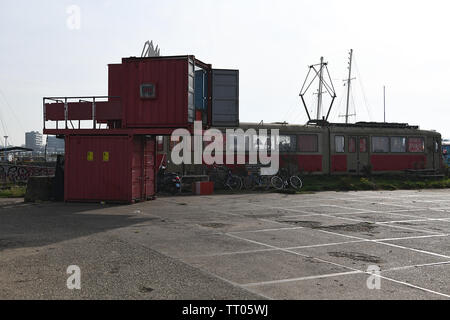 Urban gestalteten Raum an einem alten Schiff Yard mit Kränen und Graffiti an den Wänden Stockfoto