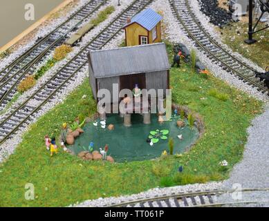 Ein Modell Teich auf einer Modellbahnanlage. Stockfoto