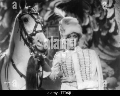 MARLENE DIETRICH als Katharina die Große von Russland in die SCHARLACHROTE KAISERIN Regisseur Josef von Sternberg 1934 Paramount Pictures Stockfoto