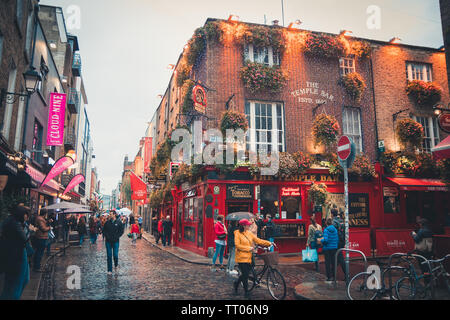 Dublin, Irland - September, 2018. Ansicht eines berühmten Pub in der Temple Bar Gegend im Zentrum von Dublin. Es ist ein historischer Treffpunkt für Touristen, die visi Stockfoto