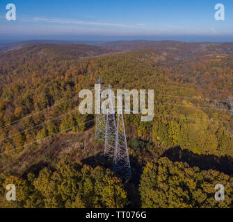Luftaufnahme. Hohe Spannung Metall post. Hochspannungs-Sendemast. Stockfoto