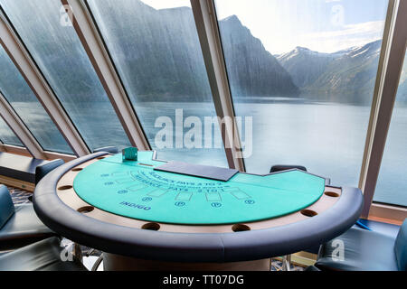 Norwegische Fjorde Kreuzfahrt. Blackjack Tisch in der Indigo Casino auf dem TUI Kreuzfahrtschiff Marella Explorer, Sunnylvsfjord, Sunnmøre, Østfold, noch Stockfoto