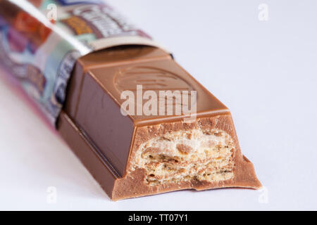 Nestlé Nestle KitKat grob gesalzene Karamell-Fudge-Bar geöffnet, um Inhalt auf weißem Hintergrund zu zeigen - Kit Kat Stockfoto