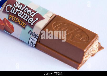 Nestlé Nestle KitKat grob gesalzene Karamell-Fudge-Bar geöffnet, um Inhalt auf weißem Hintergrund zu zeigen - Kit Kat Stockfoto