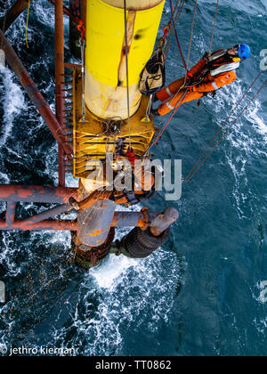 Zugang mit Seil decomisining von Öl und Gas Plattform Stockfoto