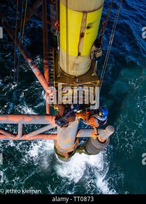 Zugang mit Seil decomisining von Öl und Gas Plattform Stockfoto