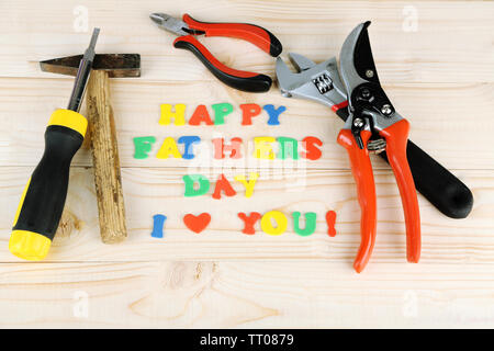 Happy Vatertag (Konzept Bild mit bunten Buchstaben und Werkzeuge, auf hölzernen Hintergrund) Stockfoto
