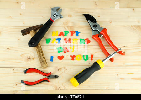 Happy Vatertag (Konzept Bild mit bunten Buchstaben und Werkzeuge, auf hölzernen Hintergrund) Stockfoto