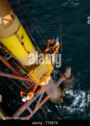 Zugang mit Seil decomisining von Öl und Gas Plattform Stockfoto