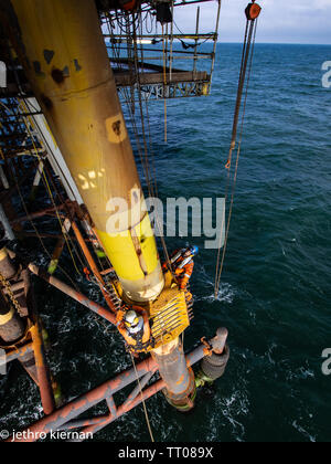 Zugang mit Seil decomisining von Öl und Gas Plattform Stockfoto