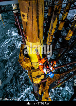 Zugang mit Seil decomisining von Öl und Gas Plattform Stockfoto