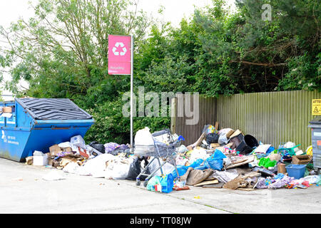 Einen großen Haufen Müll fliegen gespitzt, am Eingang zum Tesco Superstore, Littlehampton, West Sussex Stockfoto