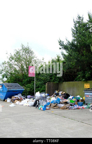 Einen großen Haufen Müll fliegen gespitzt, am Eingang zum Tesco Superstore, Littlehampton, West Sussex Stockfoto