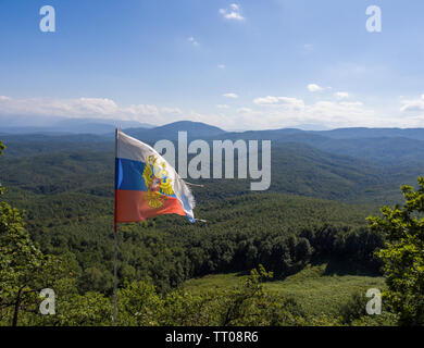 Kaukasischen Berglandschaft auf dem Hintergrund der russischen Flagge. Stockfoto