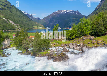 Die Storfossen Wasserfall mit Blick auf den Hafen von Geiranger, Møre og Romsdal, Sunnmøre, Norwegen Stockfoto