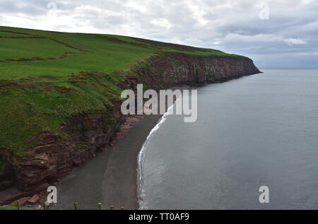 Schöne Fleswick Bucht mit rotem Sandstein Klippen. Stockfoto