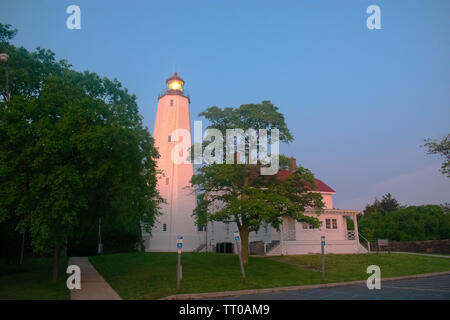 Leuchtturm in Sandy Hook, New Jersey, in der Dämmerung, mit dem Licht eingeschaltet-09 Stockfoto