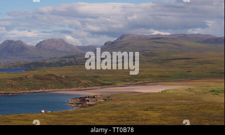 Blick auf die Bucht von achnahaird von der Landspitze, Coigach Halbinsel, Schottland, mit den Bergen im Hintergrund und geparkte Fahrzeuge durch das Meer Stockfoto