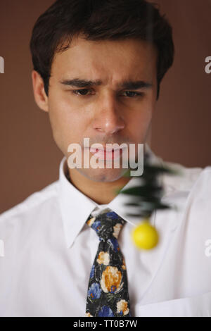 Geschäftsmann hält einen Nimbu Mirchi Charme Stockfoto