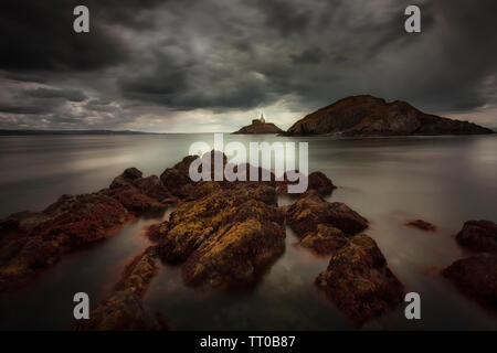 Sturmwolken über Mumbles Leuchtturm Stockfoto