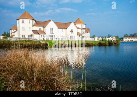 Luxus Ferienwohnungen rund um einen See in der Cotswold Water Park, Cirencester, Gloucestershire. Stockfoto