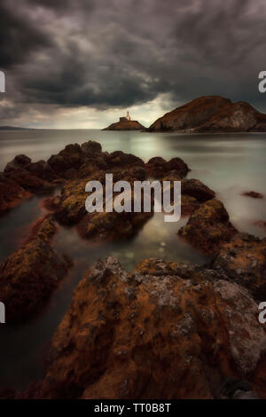 Dramatische Wetter über Mumbles Leuchtturm Stockfoto