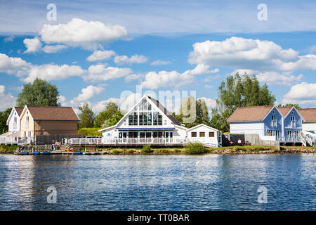 Luxus Ferienwohnungen rund um Spring Lake in der Cotswold Water Park, Cirencester, Gloucestershire. Stockfoto