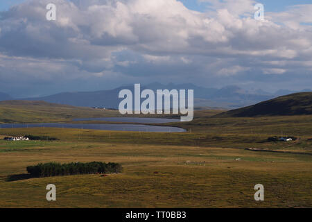 Blick ins Landesinnere auf der Suche von der Landspitze mit Blick auf die Bucht von achnahaird Coigach Halbinsel, Schottland mit Wolken, Himmel und lokalen Eigenschaften in der Landschaft Stockfoto