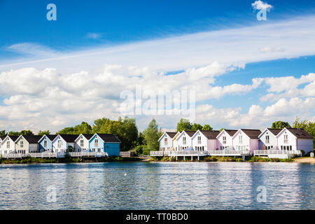 Luxus Ferienwohnungen rund um Spring Lake in der Cotswold Water Park, Cirencester, Gloucestershire. Stockfoto