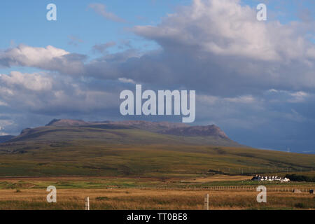 Blick ins Landesinnere auf der Suche von der Landspitze mit Blick auf die Bucht von achnahaird Coigach Halbinsel, Schottland mit Wolken, Himmel und lokalen Eigenschaften in der Landschaft Stockfoto