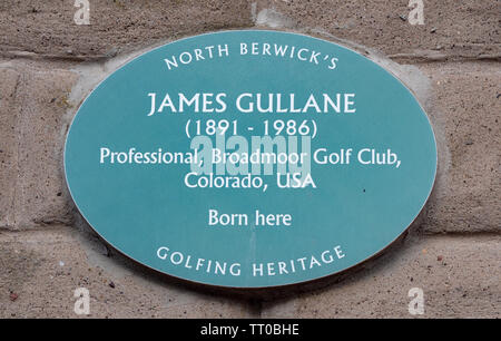 Gedenktafel in North Berwick, East Lothian, Schottland, Kennzeichnung der Geburtsort von professioneller Golfspieler James Gullane. Stockfoto