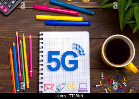 Geschäftsmann links eine Notes 5 G mit Bleistift in Notepad auf dem Desktop. Stockfoto