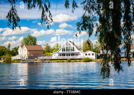 Luxus Ferienwohnungen rund um Spring Lake in der Cotswold Water Park, Cirencester, Gloucestershire. Stockfoto