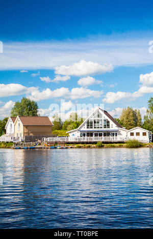 Luxus Ferienwohnungen rund um Spring Lake in der Cotswold Water Park, Cirencester, Gloucestershire. Stockfoto