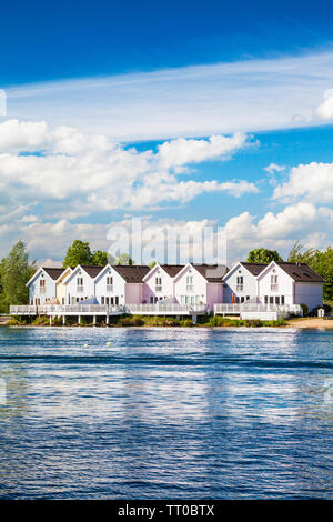 Luxus Ferienwohnungen rund um Spring Lake in der Cotswold Water Park, Cirencester, Gloucestershire. Stockfoto