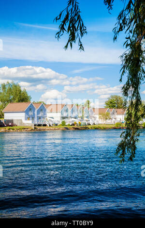 Luxus Ferienwohnungen rund um Spring Lake in der Cotswold Water Park, Cirencester, Gloucestershire. Stockfoto