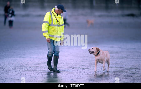 Hund spielen auf Kapelle Beach, Port St Mary, die Insel Man, den Britischen Inseln Stockfoto