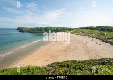 Barafundle Bay, eine abgelegene walisische Besucherattraktion mit Sandstrand, in Pembrokeshire, Wales, Großbritannien. Ruhiger, fast leerer Strand. Stockfoto