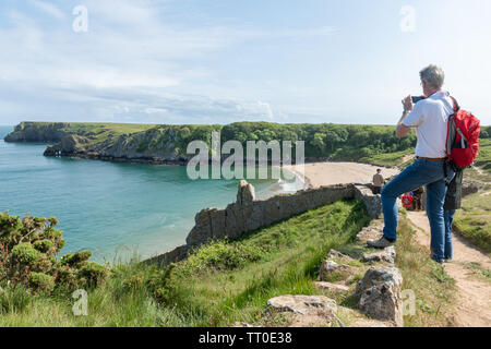 Besucher an der Küste mit Blick auf die Bucht von Barafundle, einem abgelegenen Walisischen Besucher Attraktion mit einem Sandstrand, in Pembrokeshire, Wales, Großbritannien Stockfoto