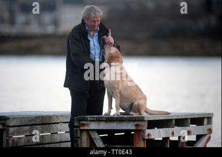 Hund spielen auf Kapelle Beach, Port St Mary, die Insel Man, den Britischen Inseln Stockfoto