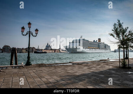 Kreuzfahrtschiff auf dem Giudecca-Kanal, Venedig mit Ankunft in Venedig. Stockfoto