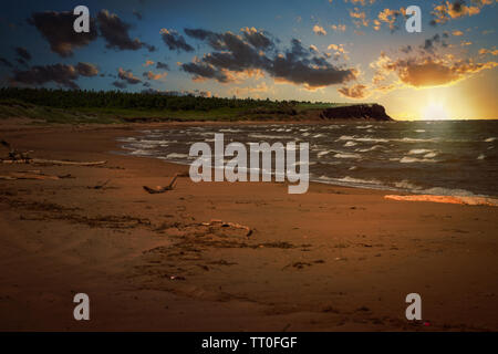 Sonnenuntergang über einem North Shore Beach in ländlichen Prince Edward Island, Kanada. Stockfoto