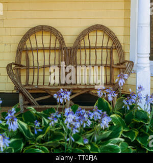 Altmodische Sofa aus Zweigen. Stockfoto