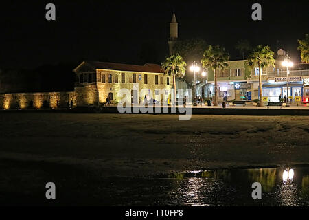 LARNACA, ZYPERN - MÄRZ 02, 2019: Larnaca Burg auf finikoudes Boulevard in Larnaca bei Nacht Stockfoto