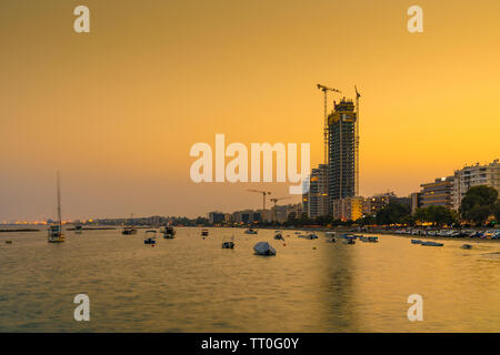 Ein Turm - das höchste Wohnhaus direkt am Meer Turm in Europa auf 170 Meter über dem Boden. Es ist in bester Lage, mitten im Herzen von Limassol. Stockfoto