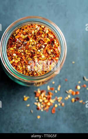 Jar von getrockneten Chilis Stockfoto